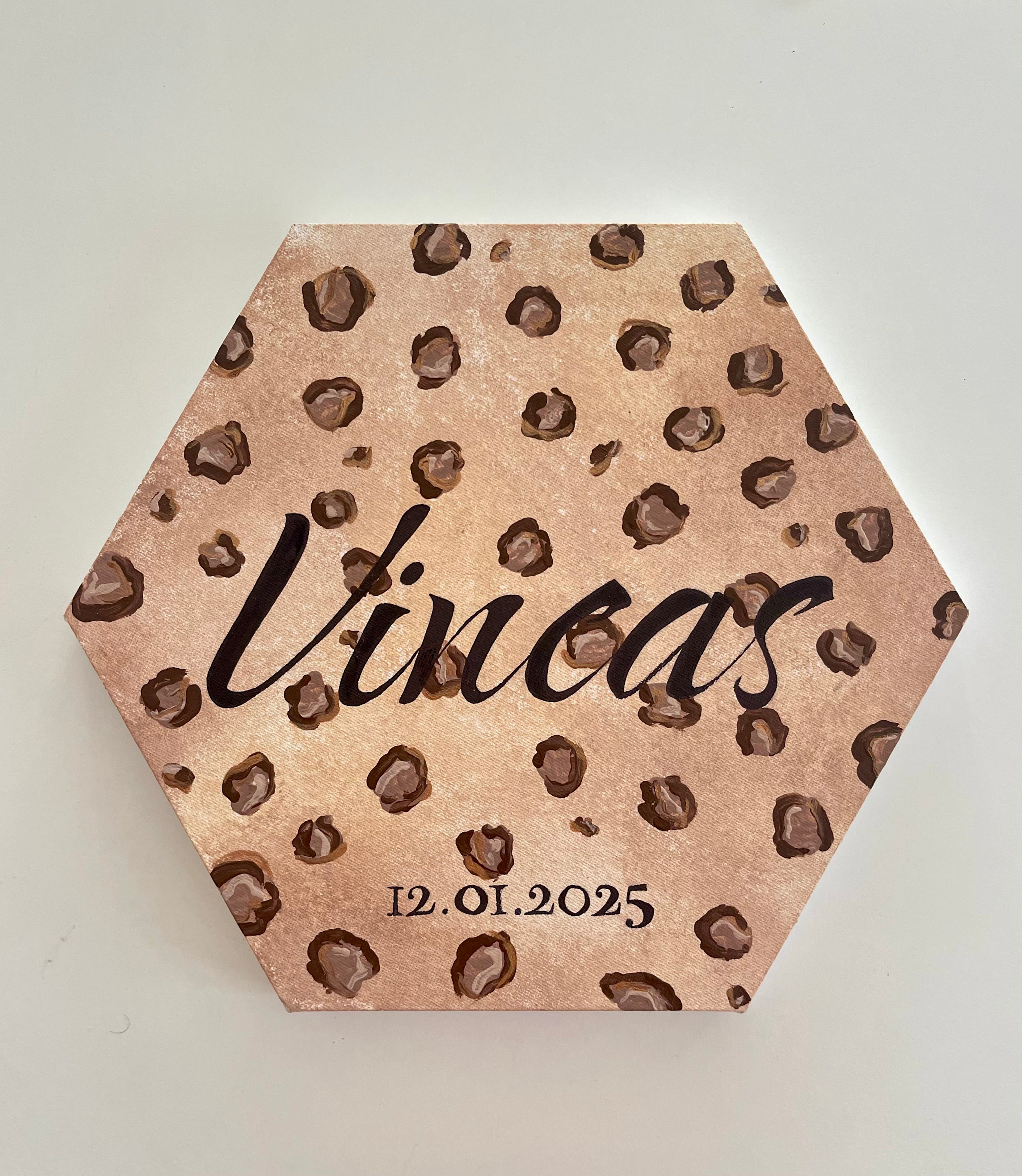 Personalisiertes Namensbild mit Geburtsdatum in Leopardenoptik - einzigartiges Geschenk zur Geburt