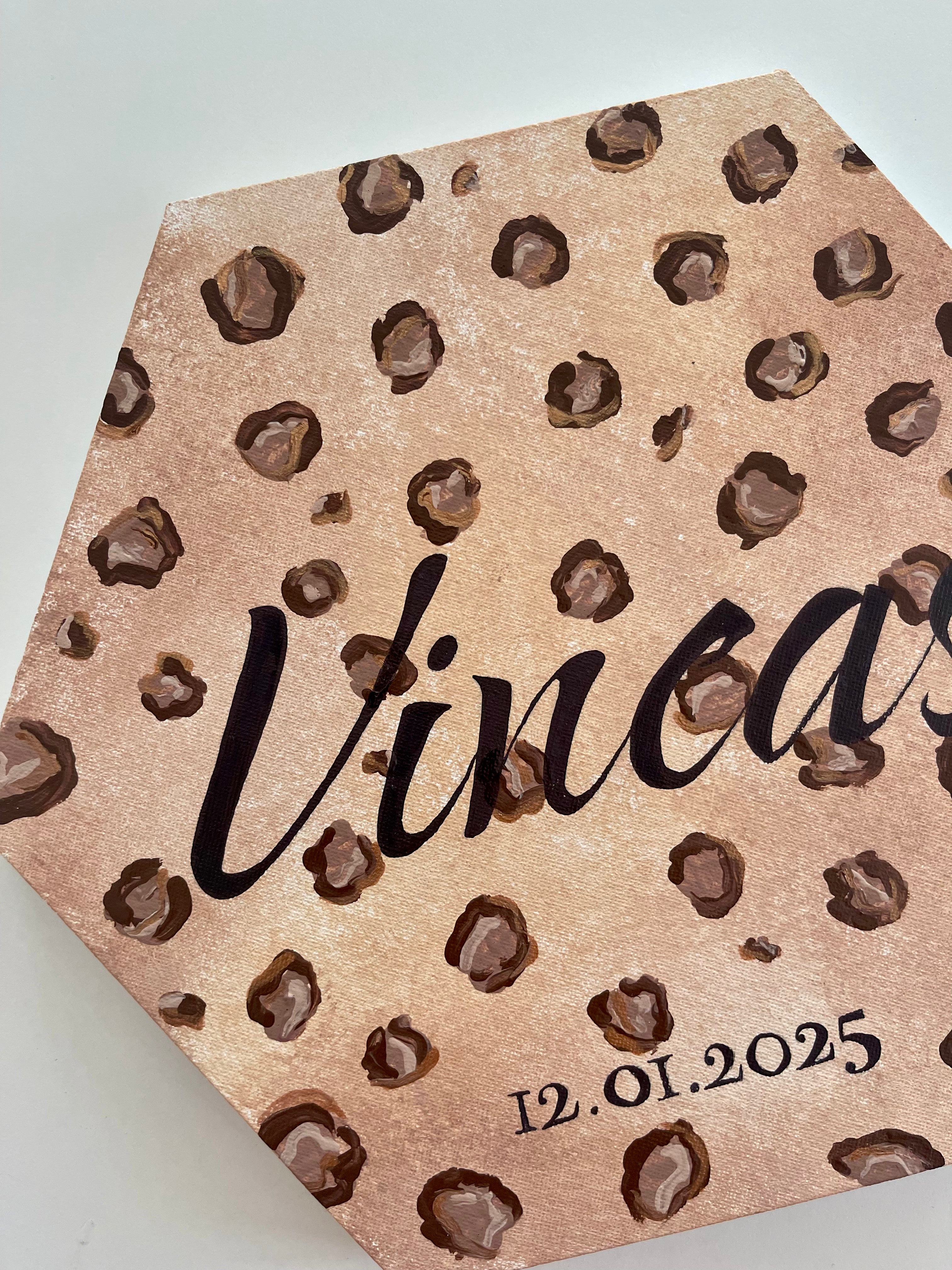 Personalisiertes Namensbild mit Geburtsdatum in Leopardenoptik - einzigartiges Geschenk zur Geburt