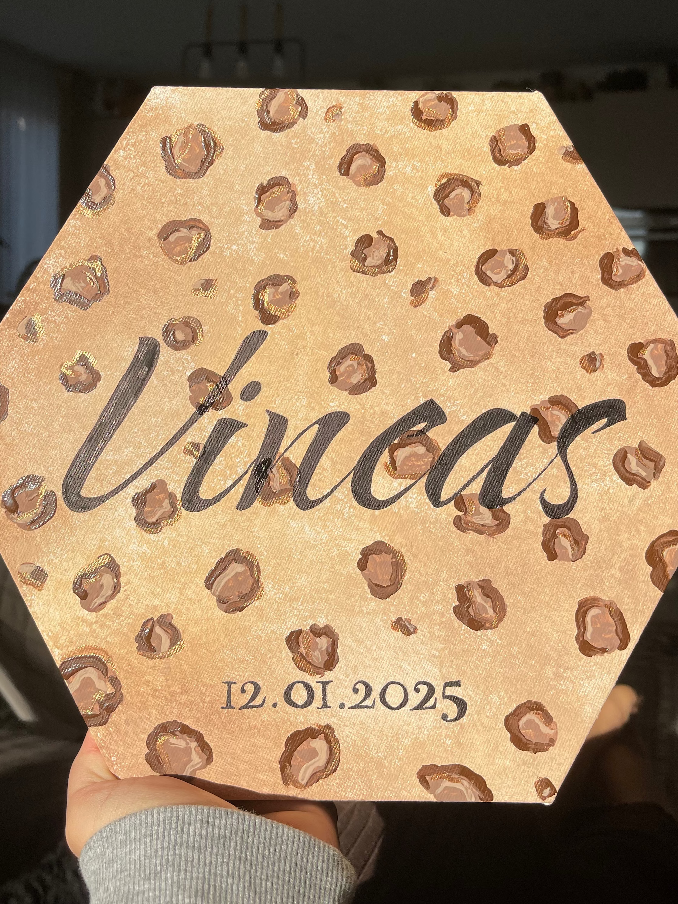 Personalisiertes Namensbild mit Geburtsdatum in Leopardenoptik - einzigartiges Geschenk zur Geburt