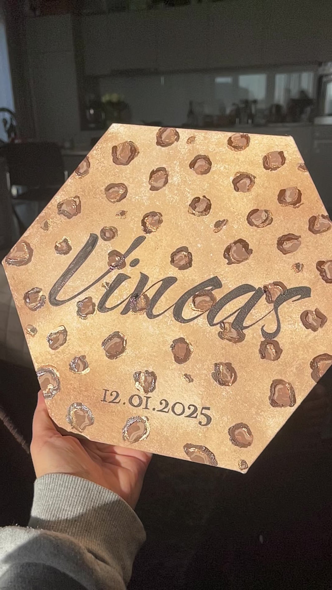 Personalisiertes Namensbild mit Geburtsdatum in Leopardenoptik - einzigartiges Geschenk zur Geburt